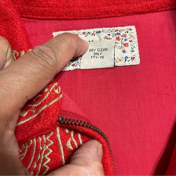 Vintage New Direction Red and Gold embroidered Blazer size S made in India - Picture 9 of 9